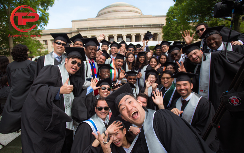 Viện Công nghệ Massachusetts (MIT) - Top 6 mẫu áo cử nhân đại học